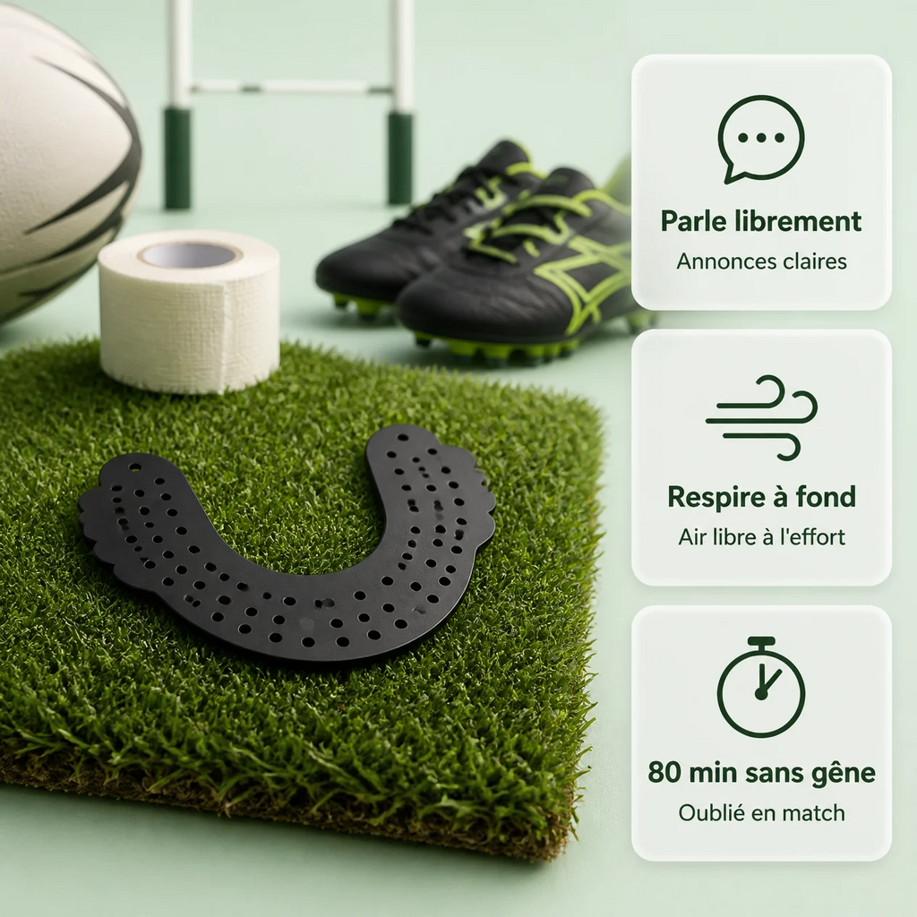 Protège-dents AIRBY noir, ultra-fin et perforé, posé sur un gazon de rugby