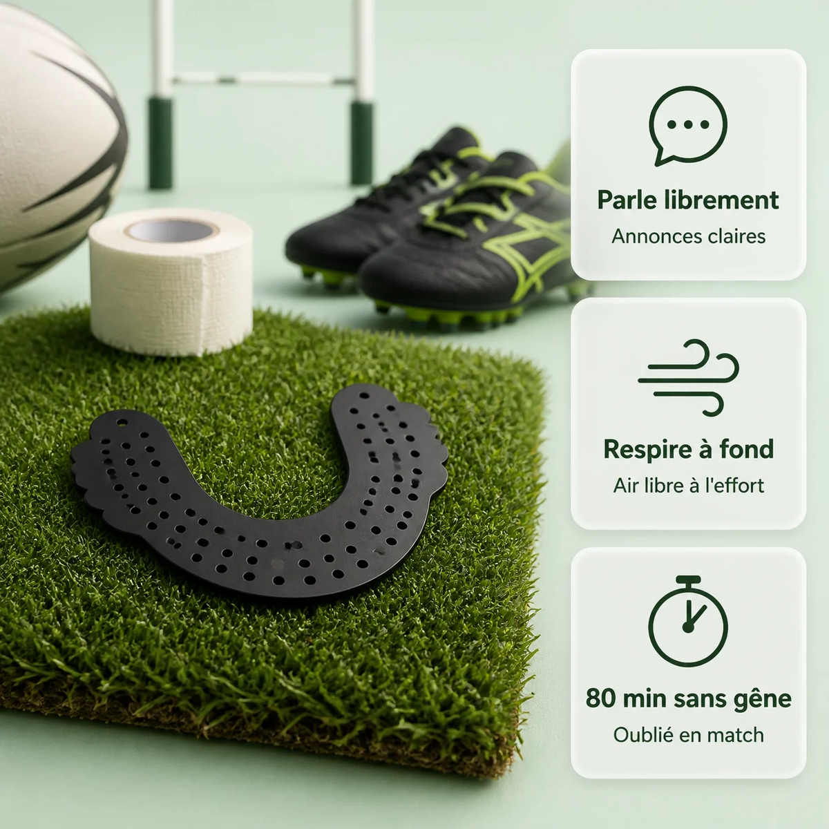 Protège-dents AIRBY noir, ultra-fin et perforé, posé sur un gazon de rugby